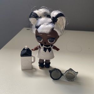 LOL Surprise Doll Yang QT Big Sister Black White Glasses Comb